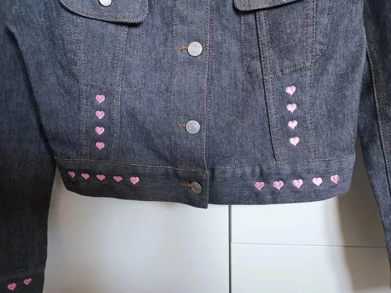 Billede 4 - Cowboyjakke med små lyserøde hjerter, str XS/S
