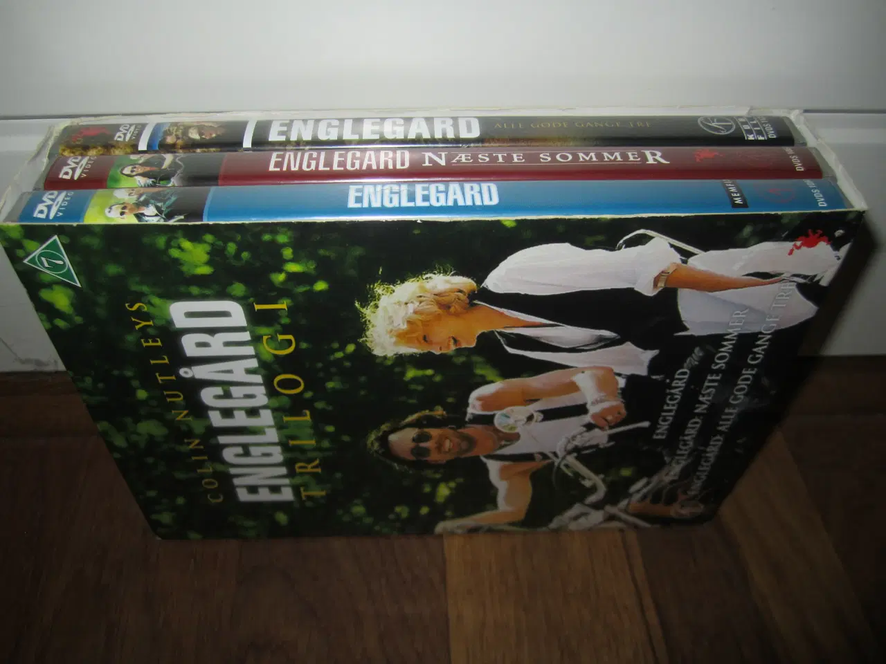 Billede 3 - ENGLEGÅRD. Trilogi. BOKS.