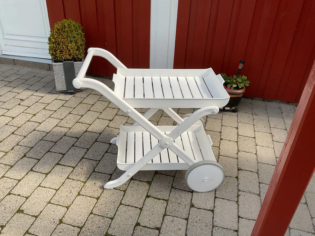 Billede 1 - Anrette/serveringsbord i hvid plast.