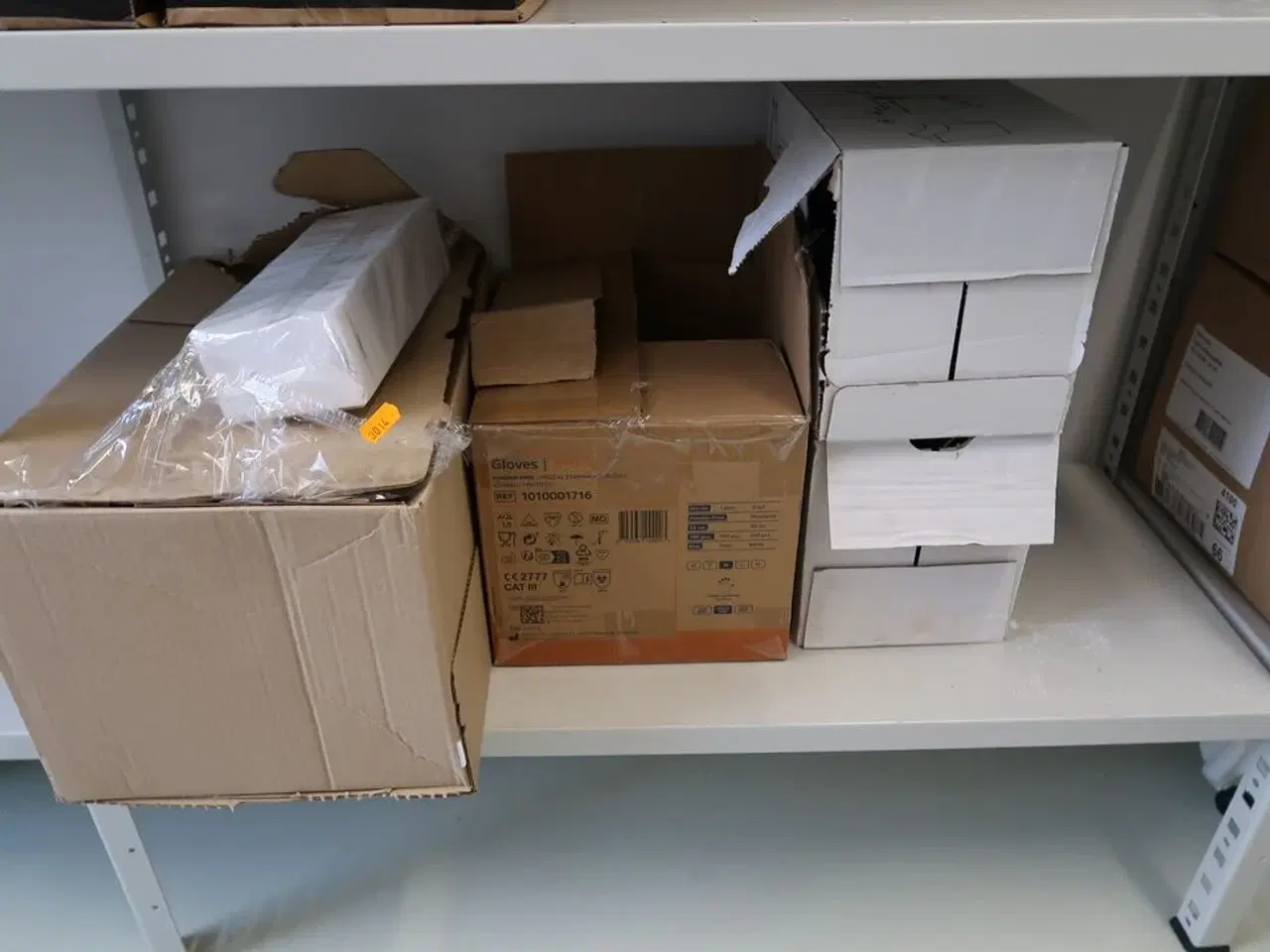 Billede 7 - 3 fag lagerreoler med div. Rengøringsmidler, rengøringsartikler m.m.