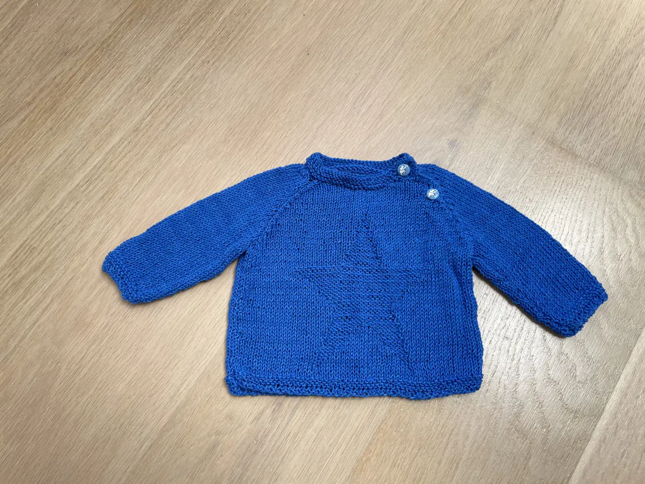 Billede 1 - Strikket bluse str 2-4 mdr