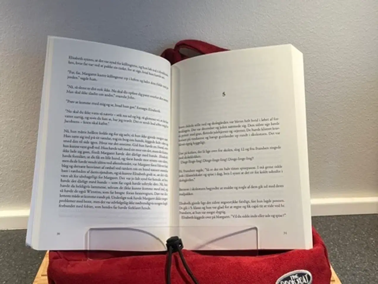 Billede 2 - Genial The Book Seat læsepude i flot rød