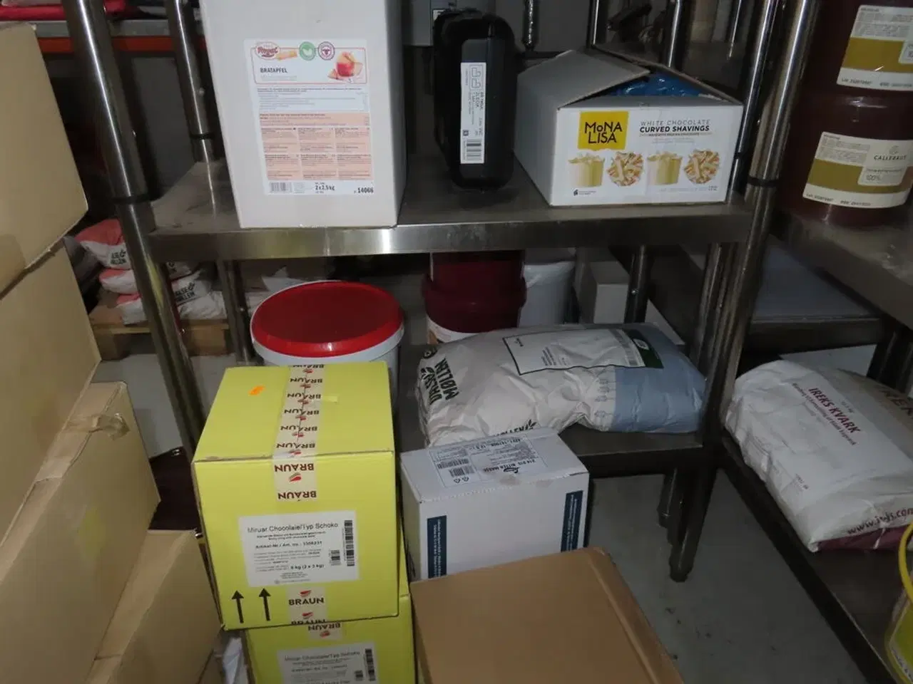 Billede 16 - Div. reoler med indhold