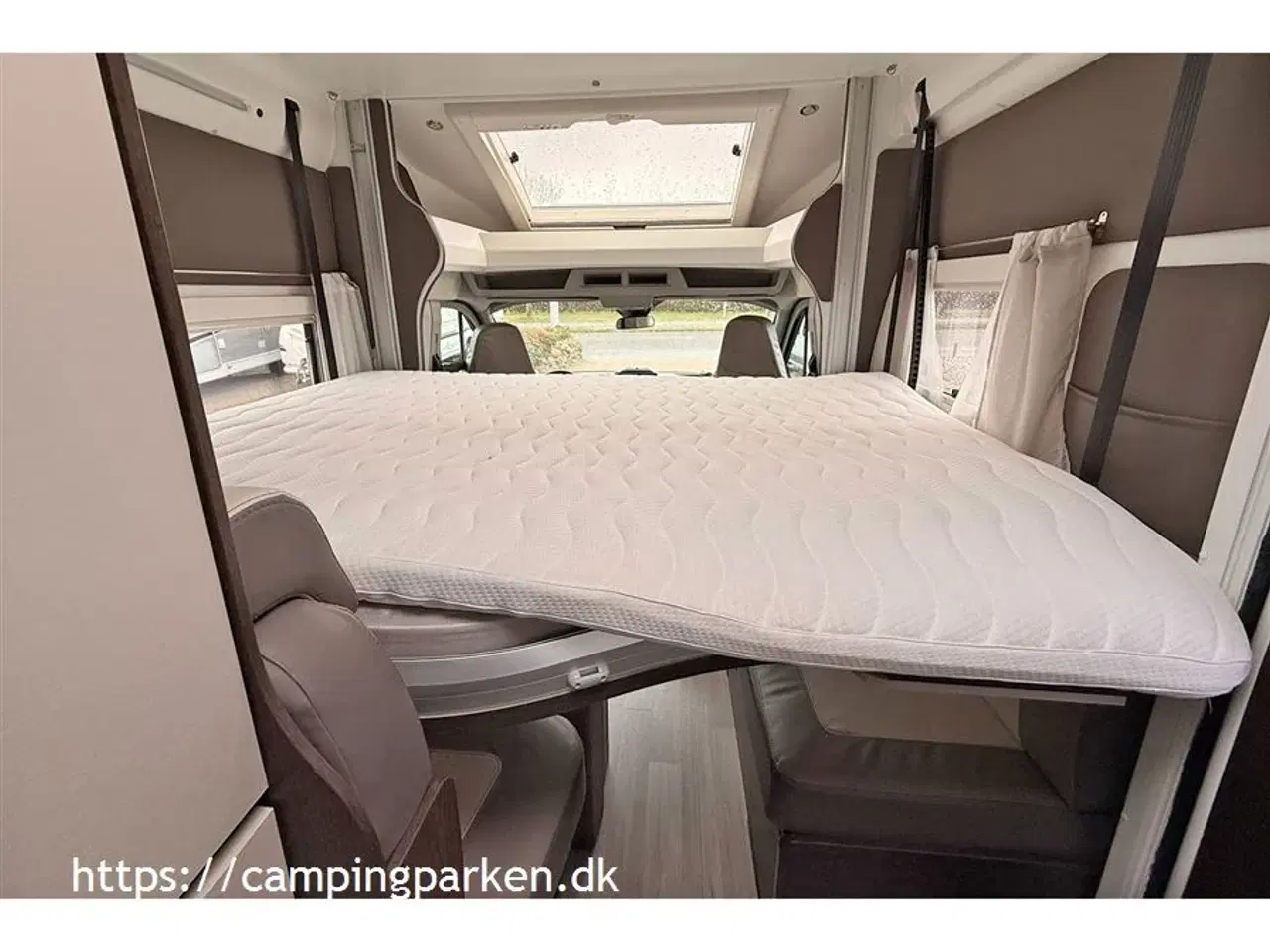 Billede 5 - 2021 - Benimar Tessoro 481   Kort autocamper med stor siddegruppe, totallængde kun 5,99 m.