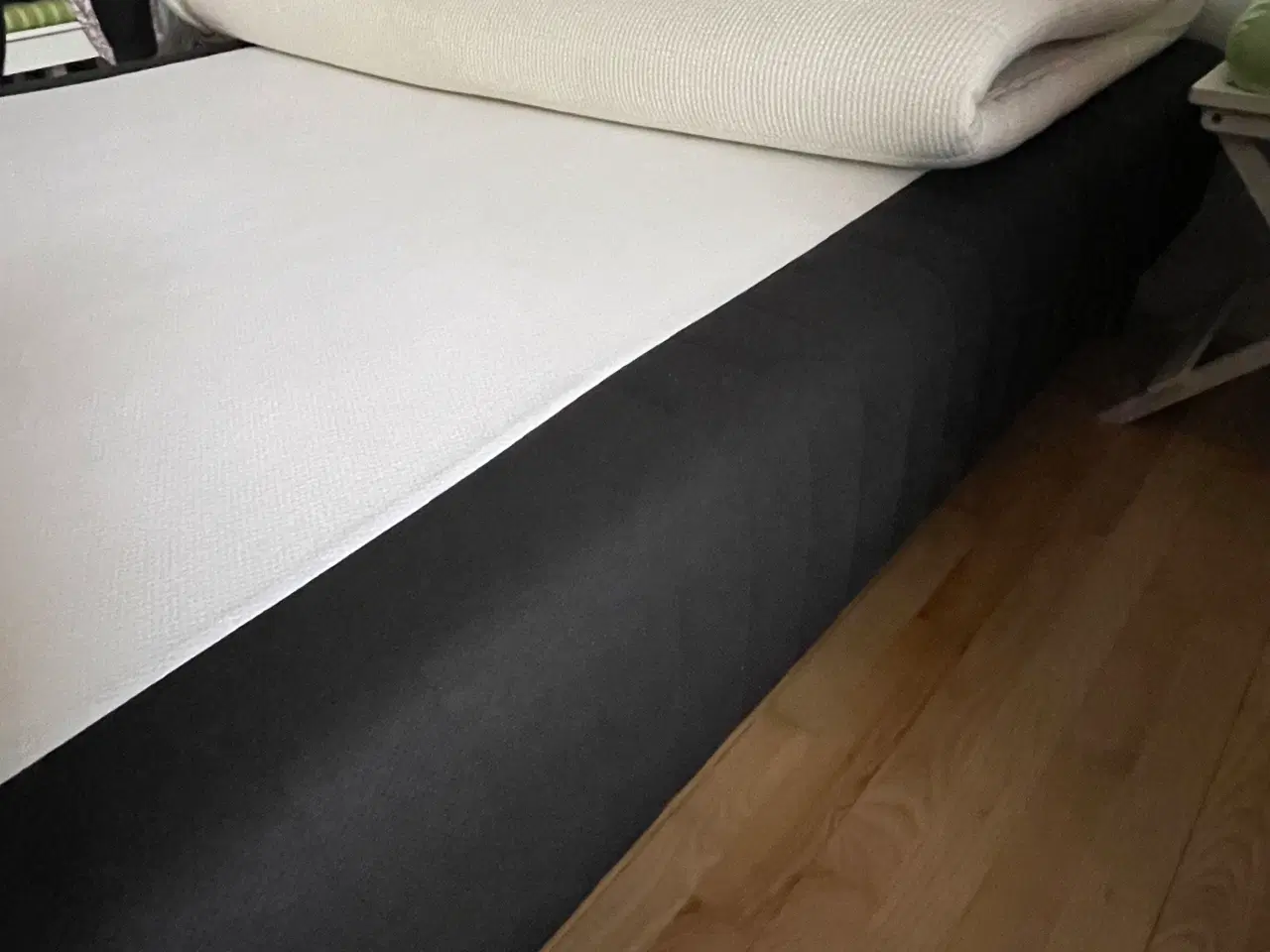 Billede 2 - Boxmadras med små stål ben