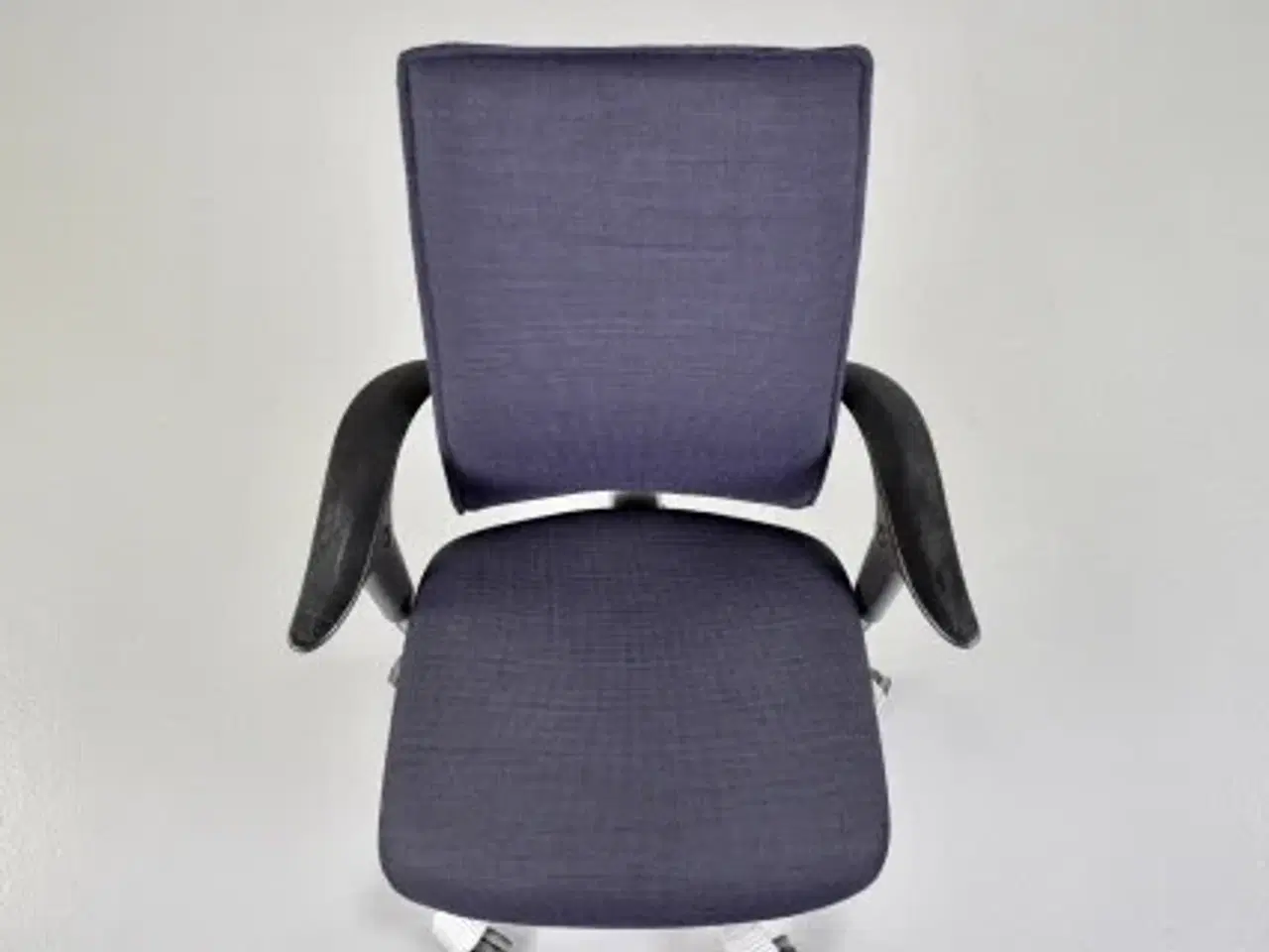 Billede 5 - Häg h05 5600 kontorstol med sort/blå polster, høj ryg, armlæn og grå stel.