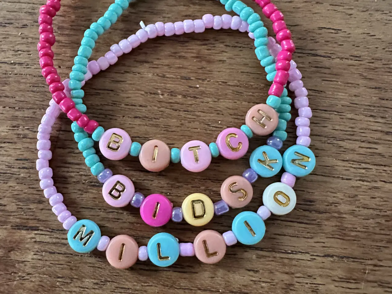 Billede 1 - Hjemmelavet armbånd med tekst på