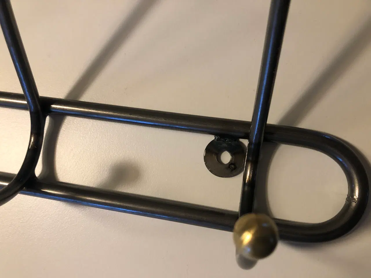 Billede 6 - Knagerække i lakeret stål med messing "knopper"