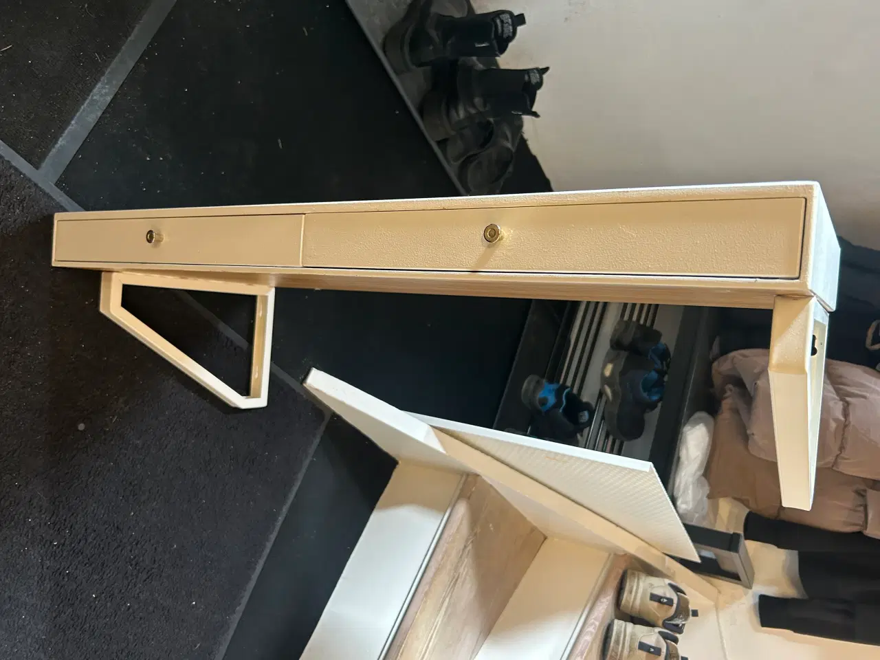 Billede 2 - Hvidt lille skrive/sminkebord