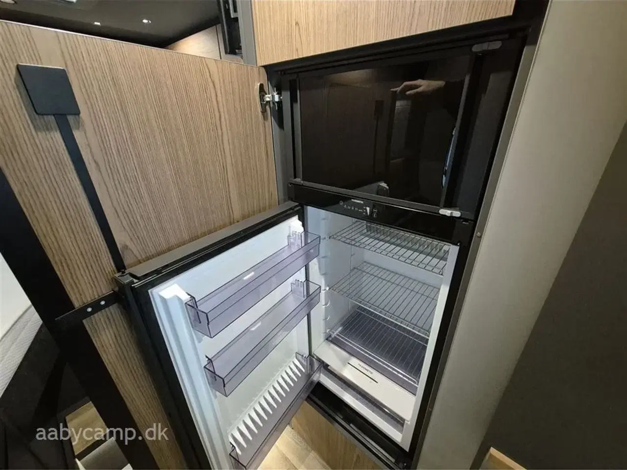 Billede 28 - 2025 - Niesmann+Bischoff Arto 78   solceller. 3x150 Ah lithium batterier. 3000w inverter. Elektrisk markise. Udv. gas/vand. Helårsdæk. 2x TV. Duo control. luft undervogn. Hydrauliske støtteben.