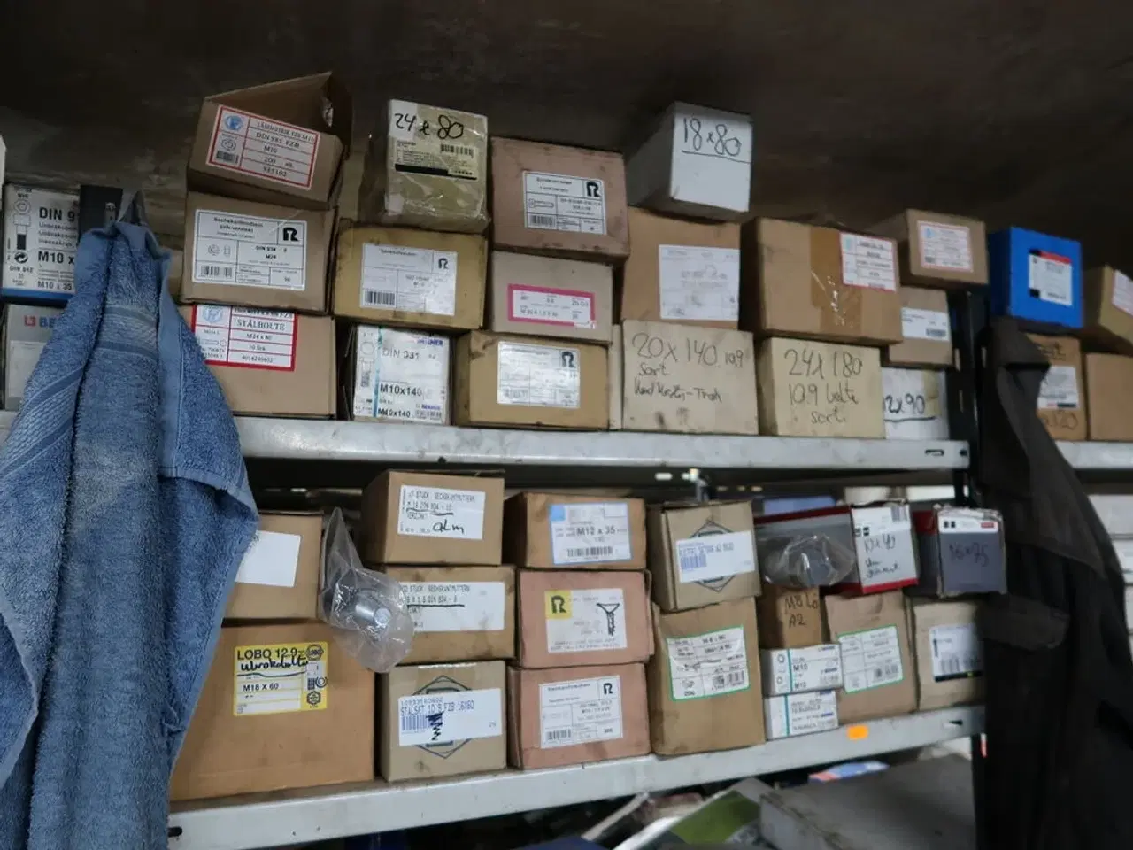 Billede 8 - Reol med div. Reservedele, værktøj m.m.