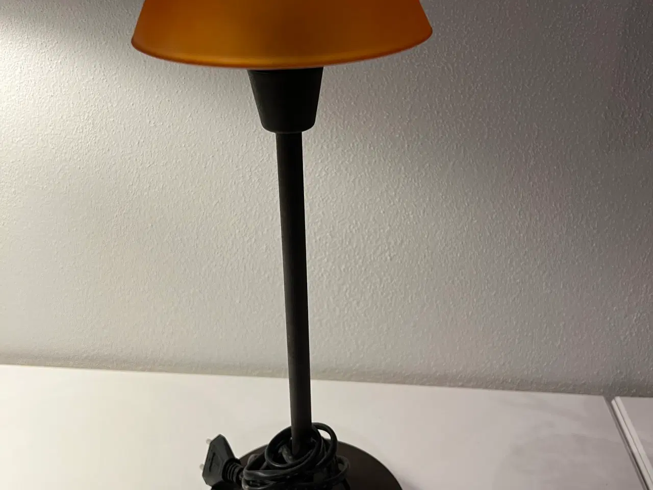Billede 1 - Orange og let konisk bordlampe