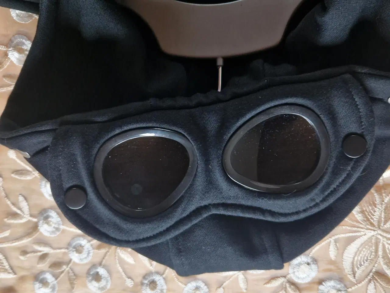 Billede 7 - C.P. Company hoodie med goggles str M sort