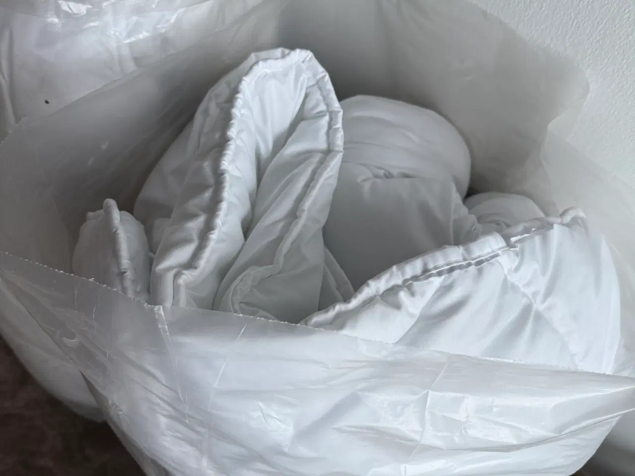 Billede 1 - 4 dyner sommer/vinter + 4 hovedpuder