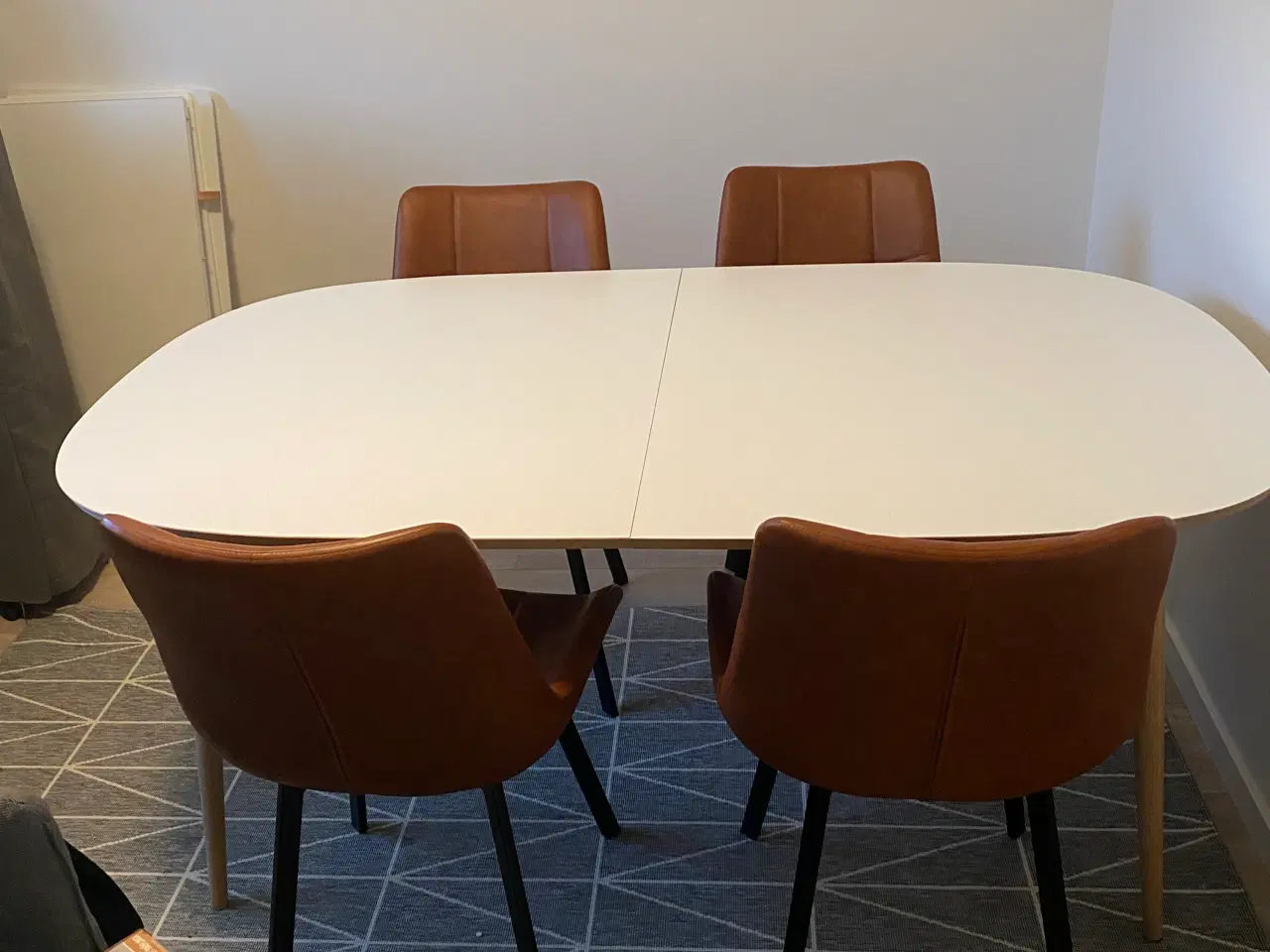 Billede 2 - Spisebord med seks stole