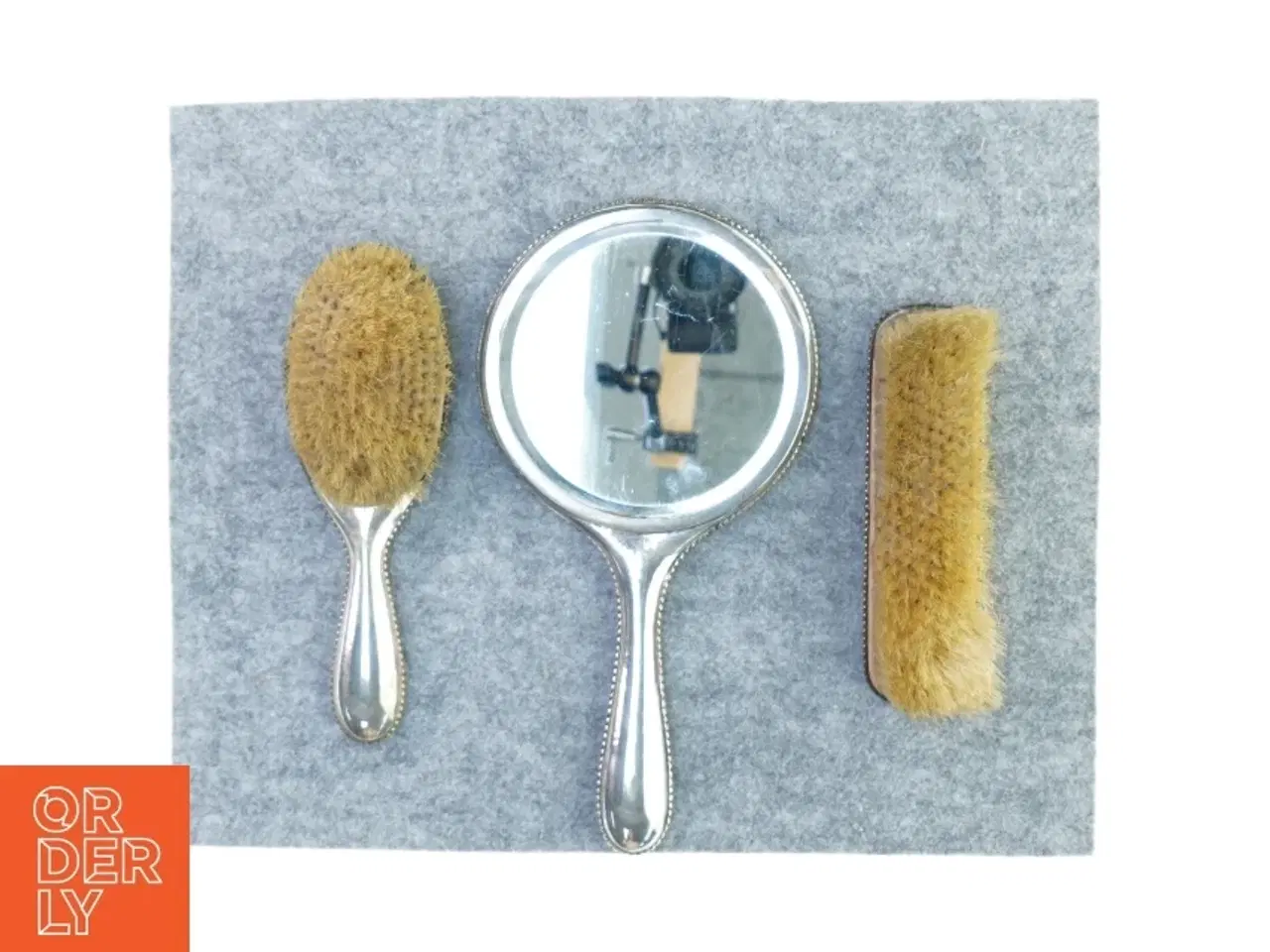 Billede 1 - vintage smukt sæt med Spejl og 2 børster i sølv (str. 30 cm)