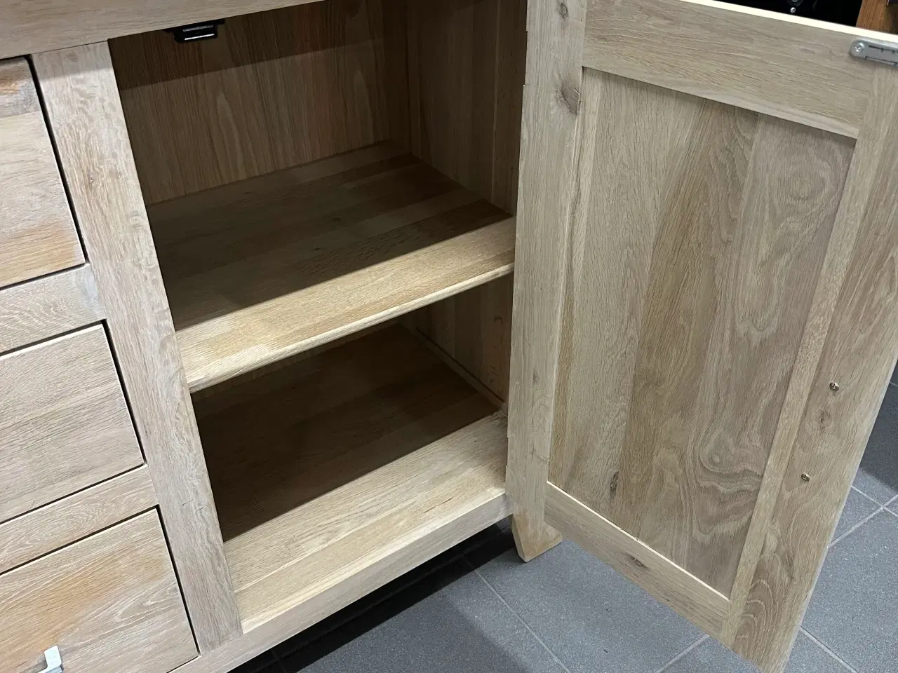 Billede 2 - Skænk i massiv Egetræ