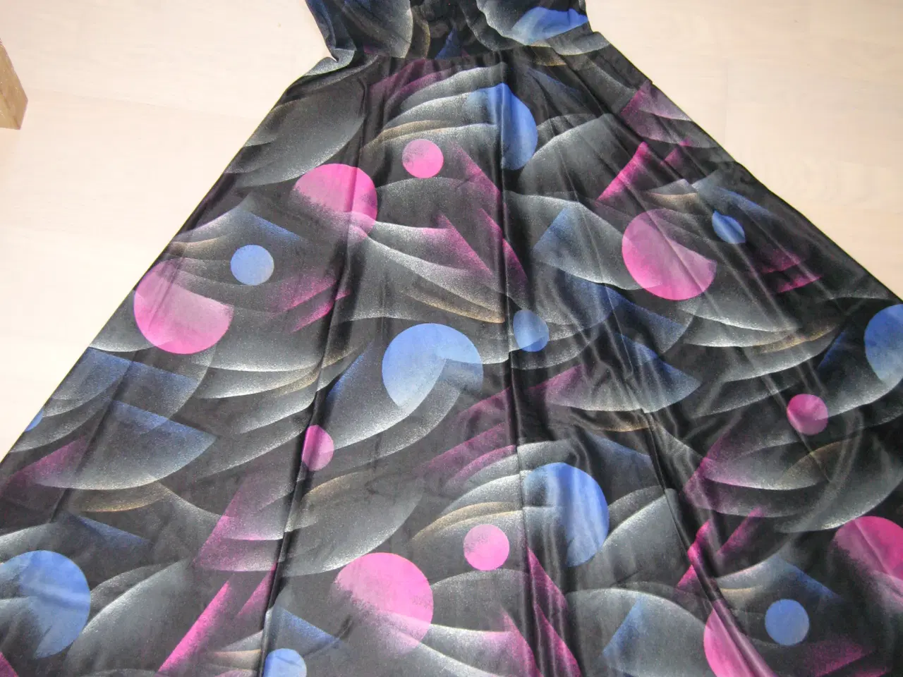 Billede 1 - Flot laang kjole med 3/4 lange ærmer