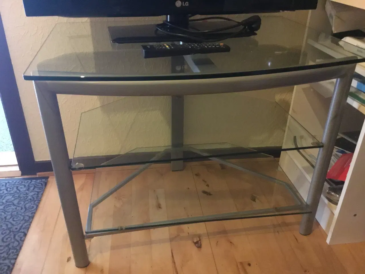 Billede 2 - Tvbord i glas og tv LG 43 t