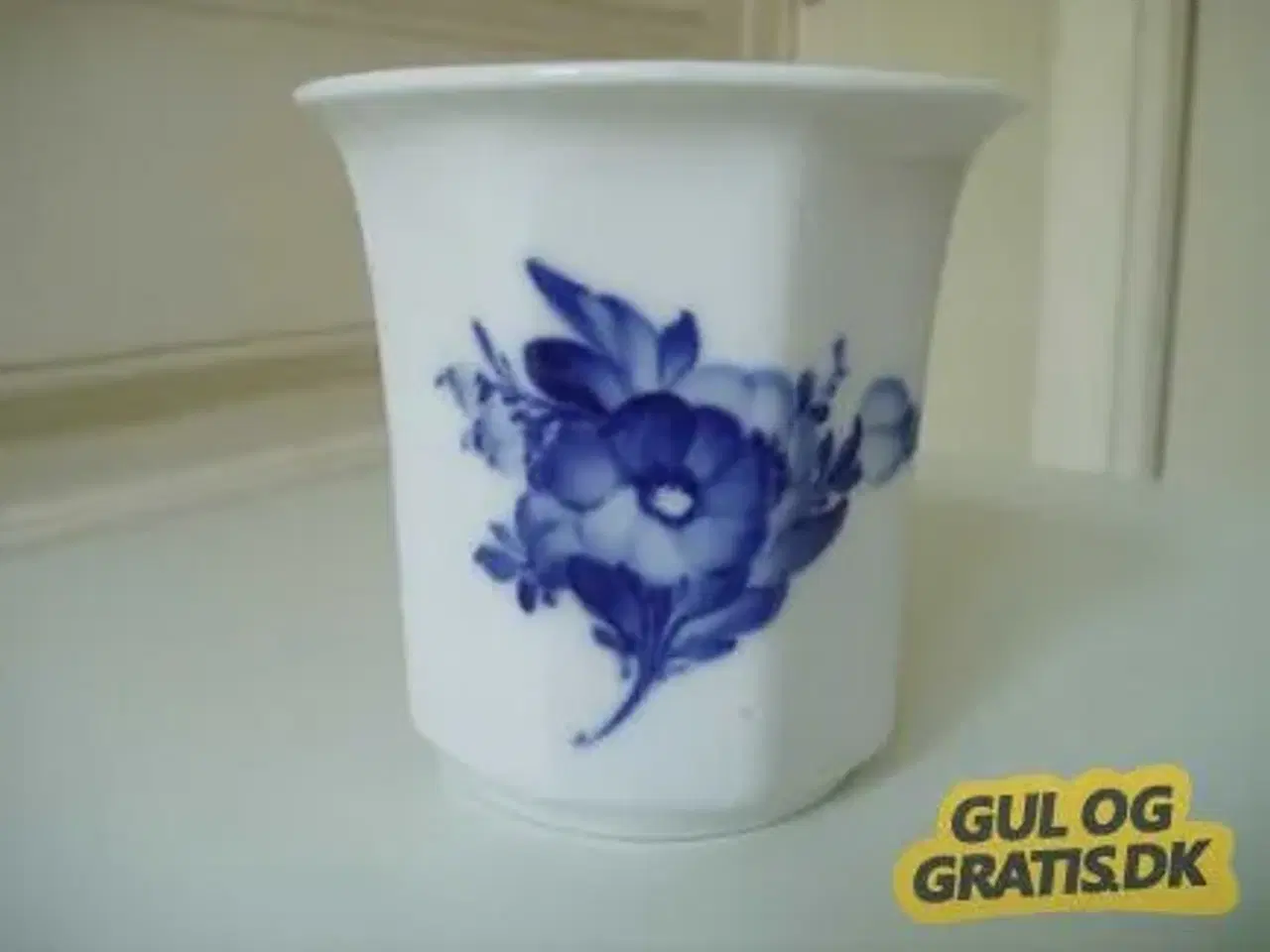 Billede 1 - Vase/cigarbæger blå blomst kantet