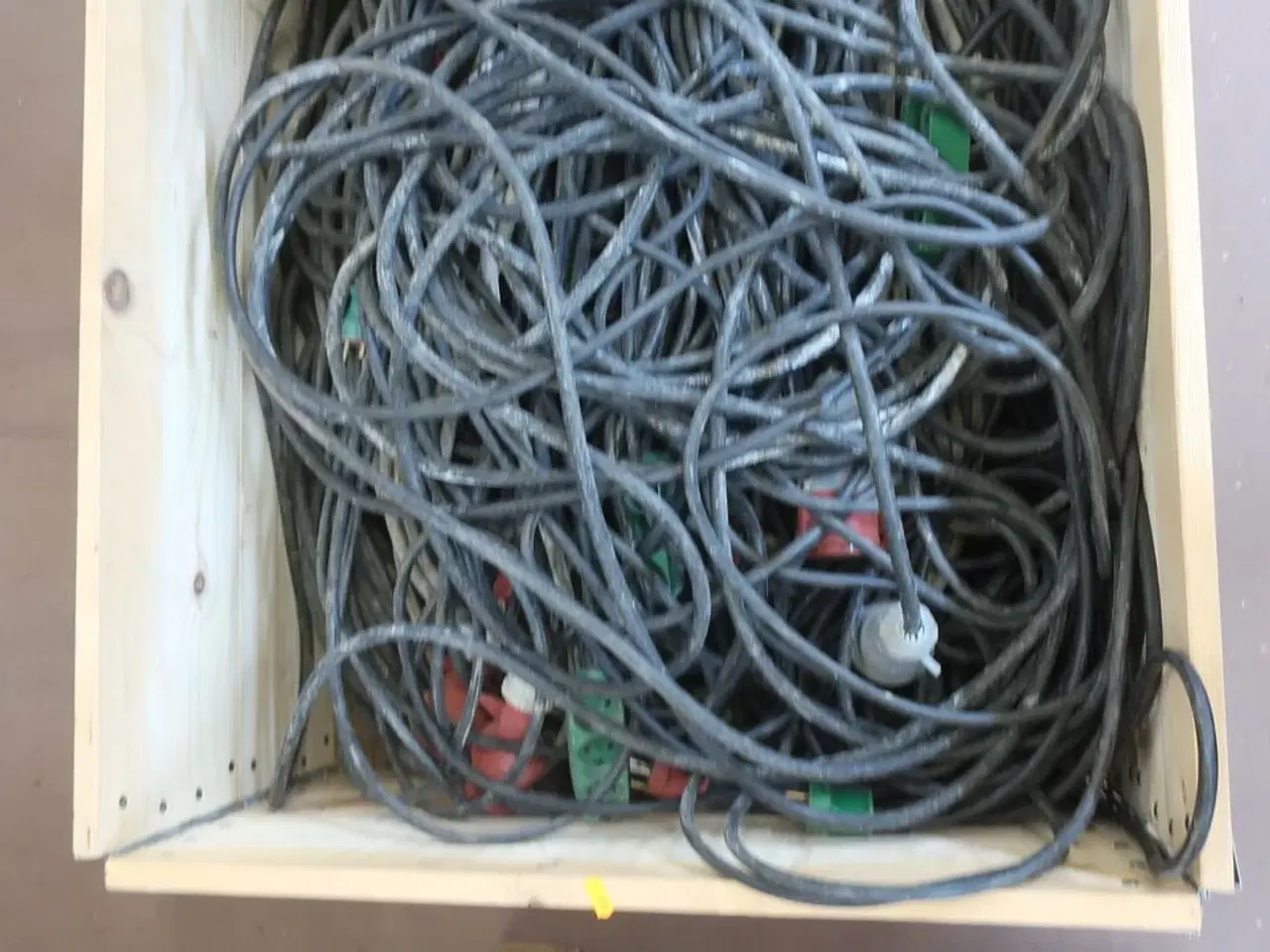 Billede 2 - Indhold på palle, kabler