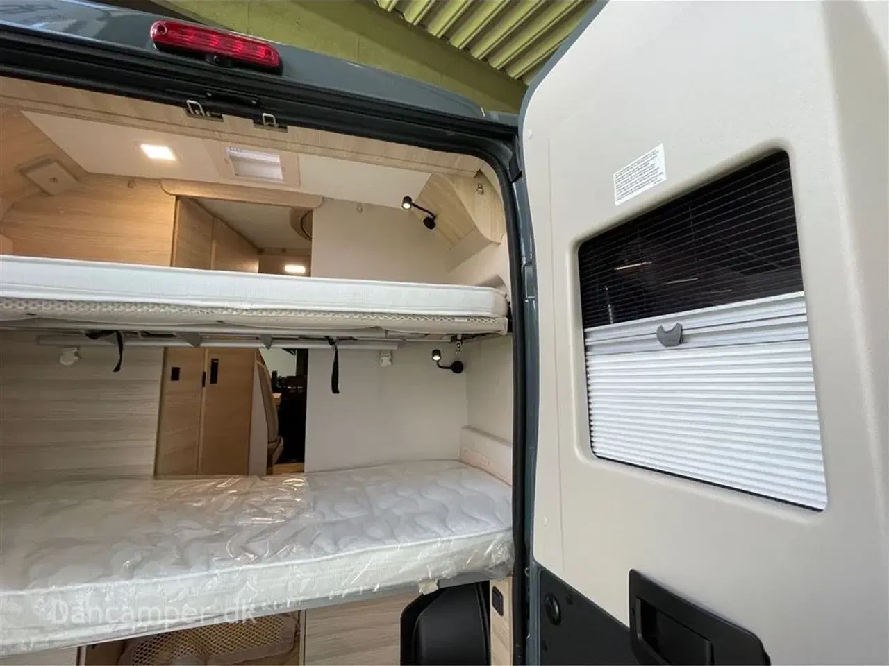 Billede 9 - 2025 - Chausson F&S Line    TILBUDSPRIS kr. 931.800,- SPAR kr. 21.600,- Van som familiecamper med 5 selepladser, pop-up og masser af sovepladser på kun 5,99 m længde.