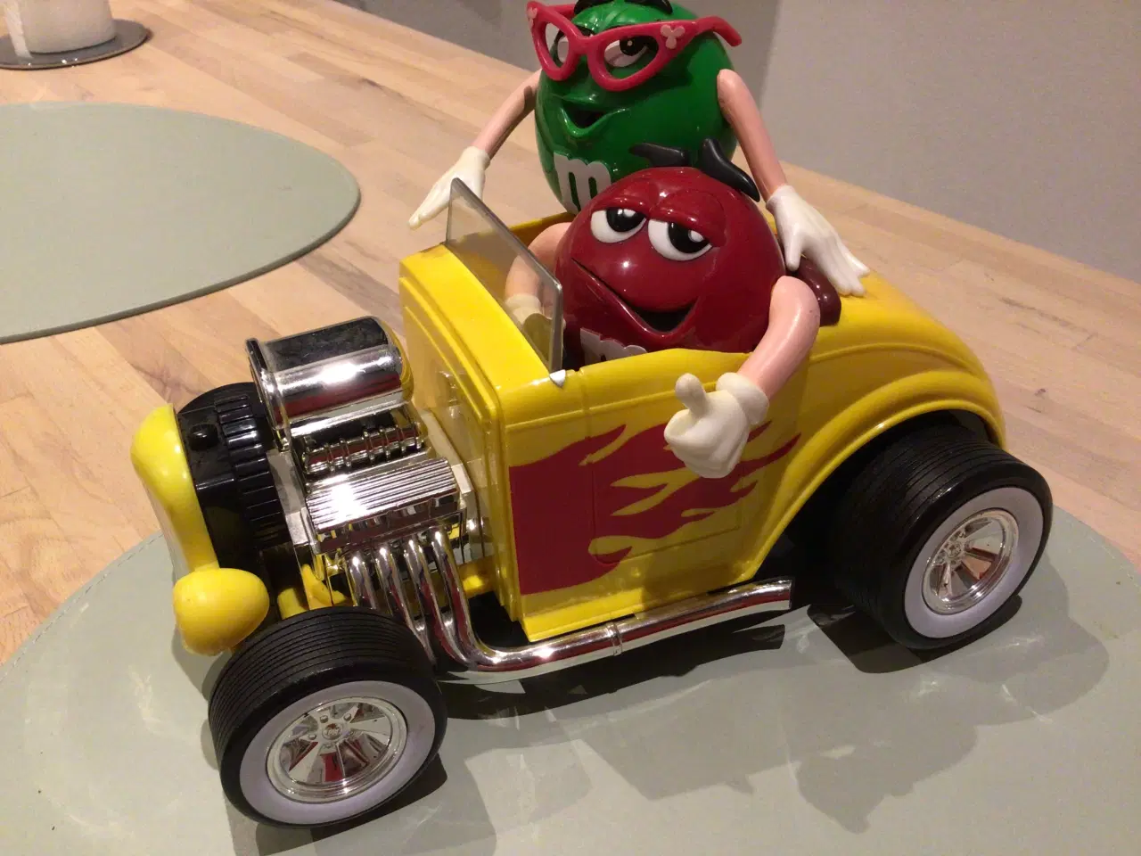 Billede 2 - M&M  bil med chokoladedispenser