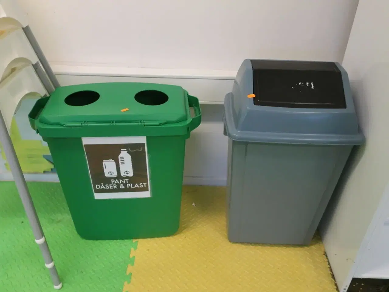 Billede 4 - Displaykøleskab SIMFER 20D385MC samt affaldsspande og 3 stk. højstole