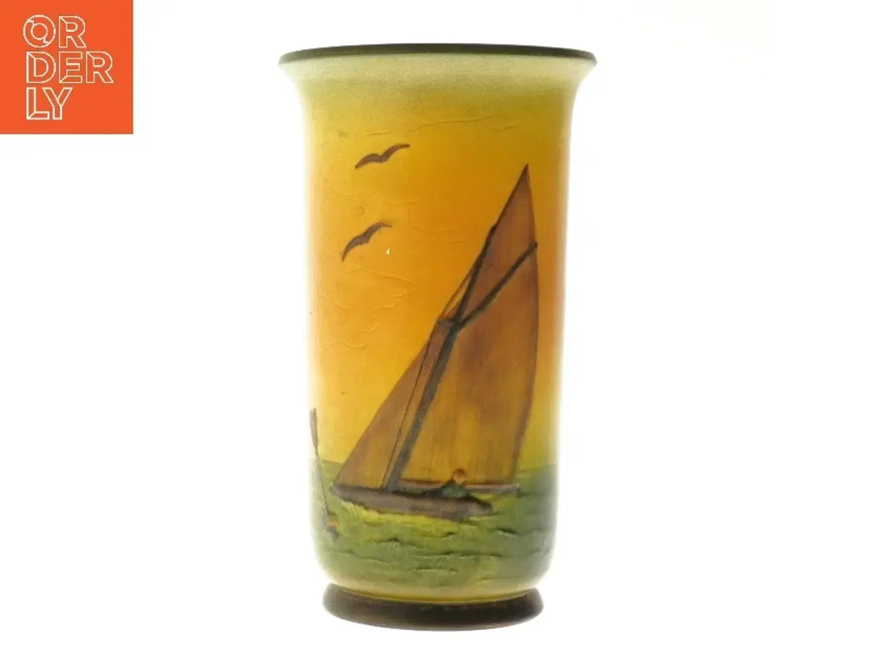 Billede 1 - Ipsen vase med sejlmotiv (str. Ø 12,5 cm længde 21,5 cm)