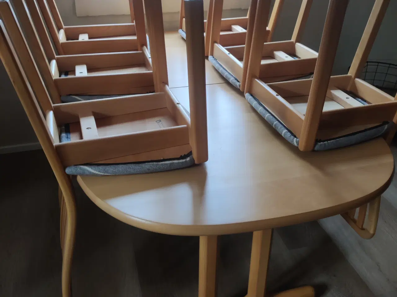 Billede 1 - Spisebord med 6 stole (Thorsø no. 18)