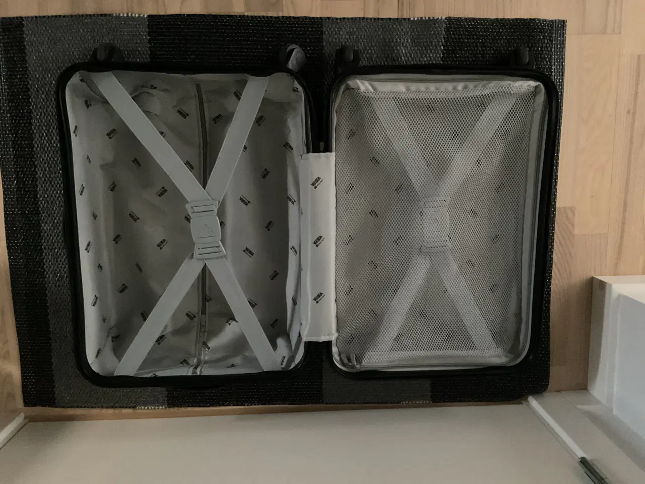 Billede 10 - Delsey kabineKuffert i sort med gode gummihjul, ly