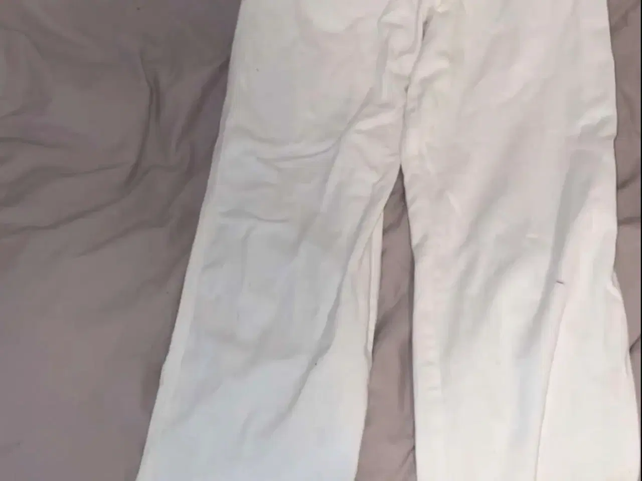 Billede 4 - Hvide jeans i str S