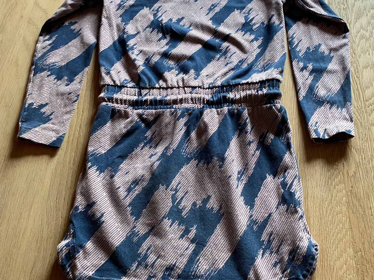 Billede 2 - Hummel kjole 122 og mere tøj i 122