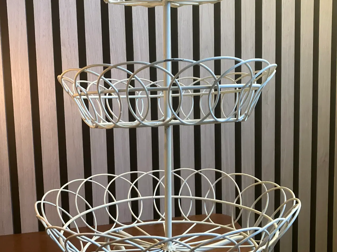 Billede 2 - Frugtkurv i hvid metal med tre niveauer