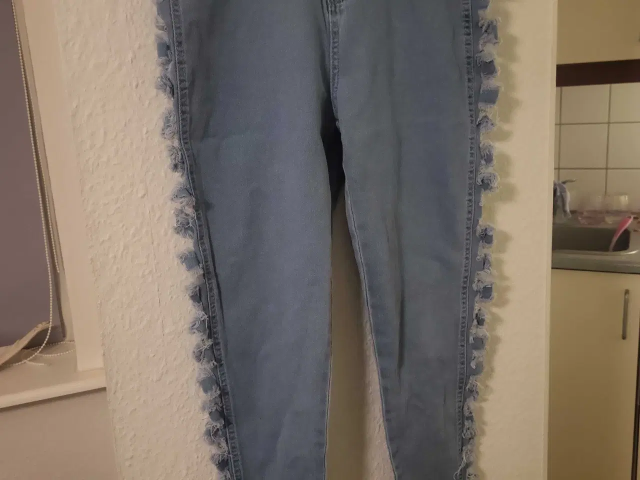 Billede 1 - Mellemblå Cowboybukser Med Huller I Siden 