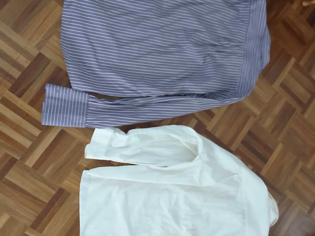 Billede 2 - 2 stk skjorter sælges samlet 