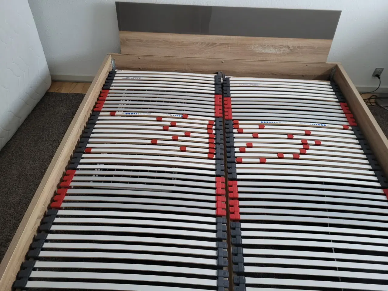 Billede 4 - Ramme til seng med 2 sengebunde.