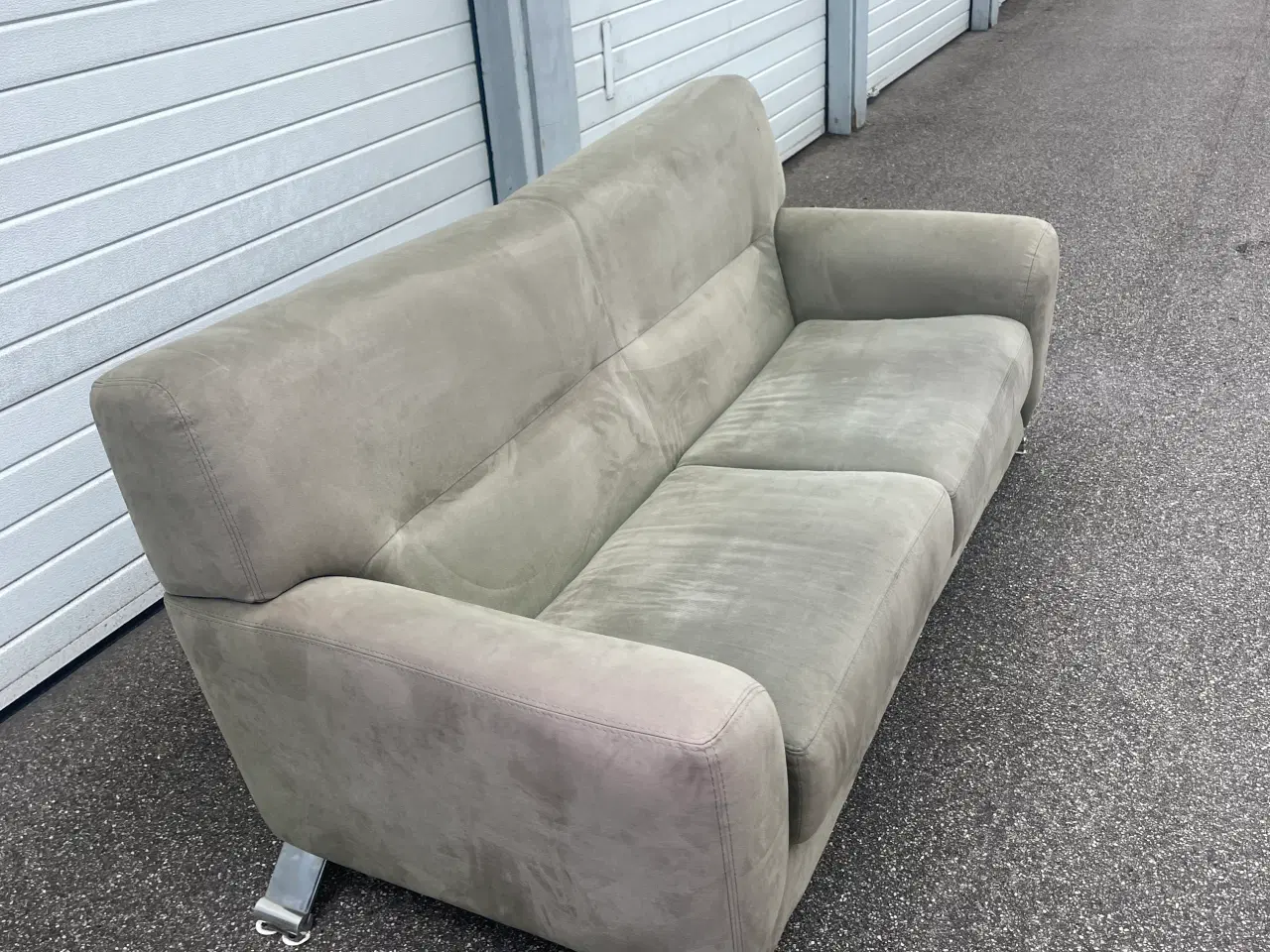 Billede 6 - Retro veloursofa i støvet grøn – 2-3 pers.