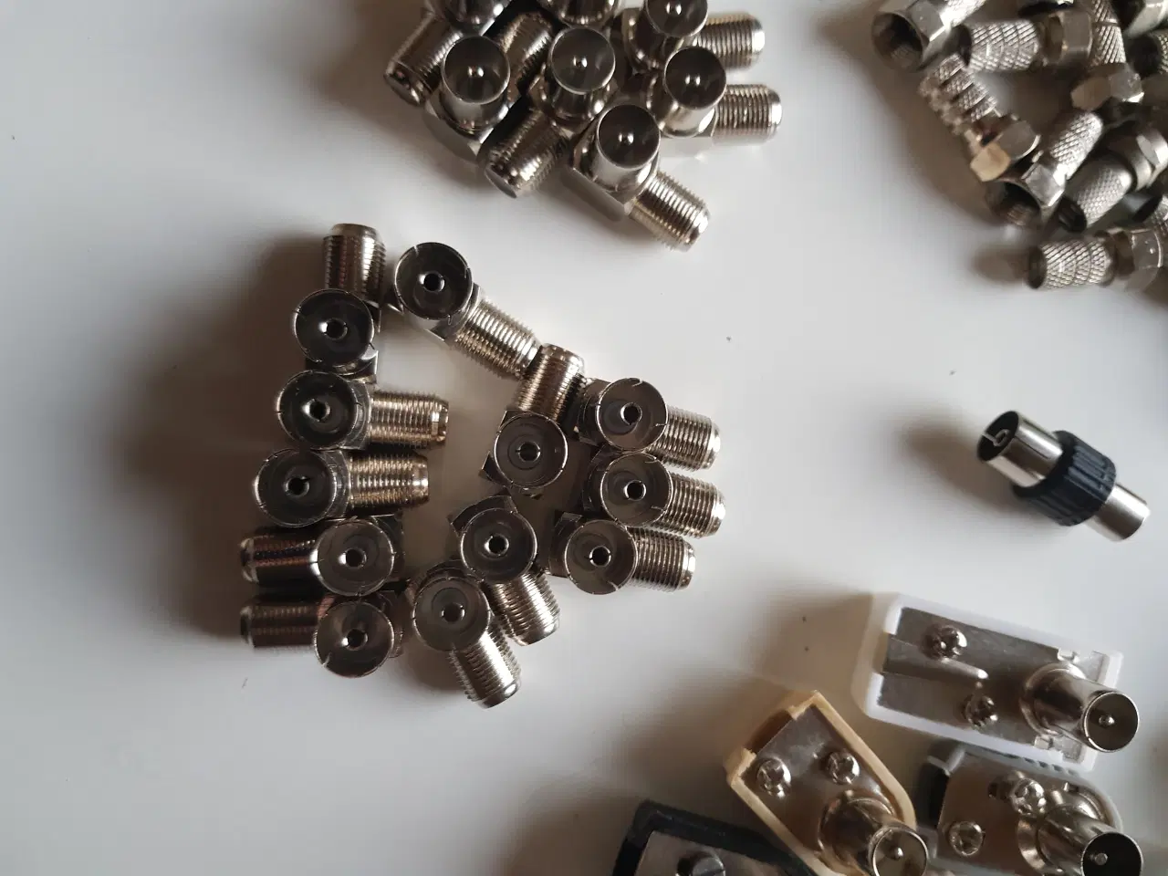 Billede 7 - UHF kabel,antennestik,F2,adaptere,samle led o.m.a.