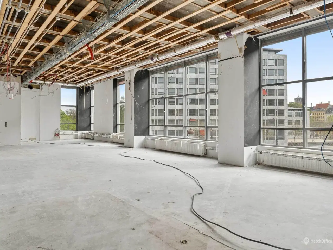 Billede 5 - Markant og eksponeret kontorhus med nem adgang til offentlig transport og parkeringsmuligheder.