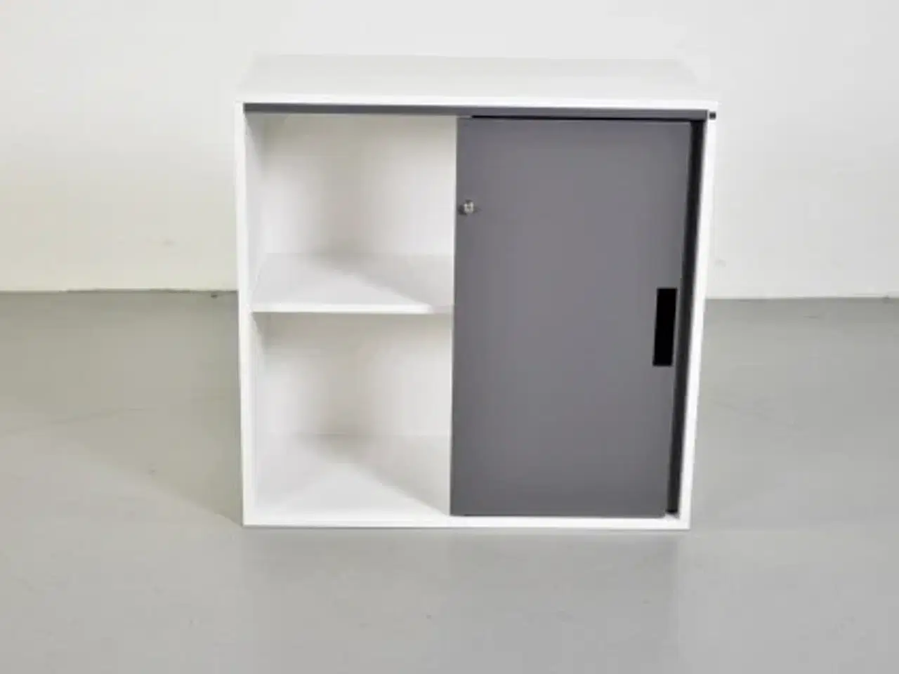 Billede 6 - Cube design quadro skab i hvid med to grå skydelåger