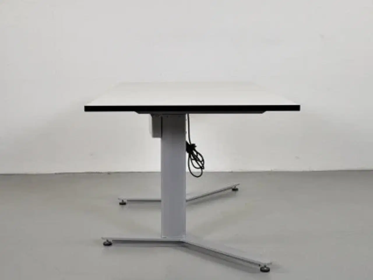 Billede 4 - Hæve-/sænkebord med ny hvid plade på alugrå stel