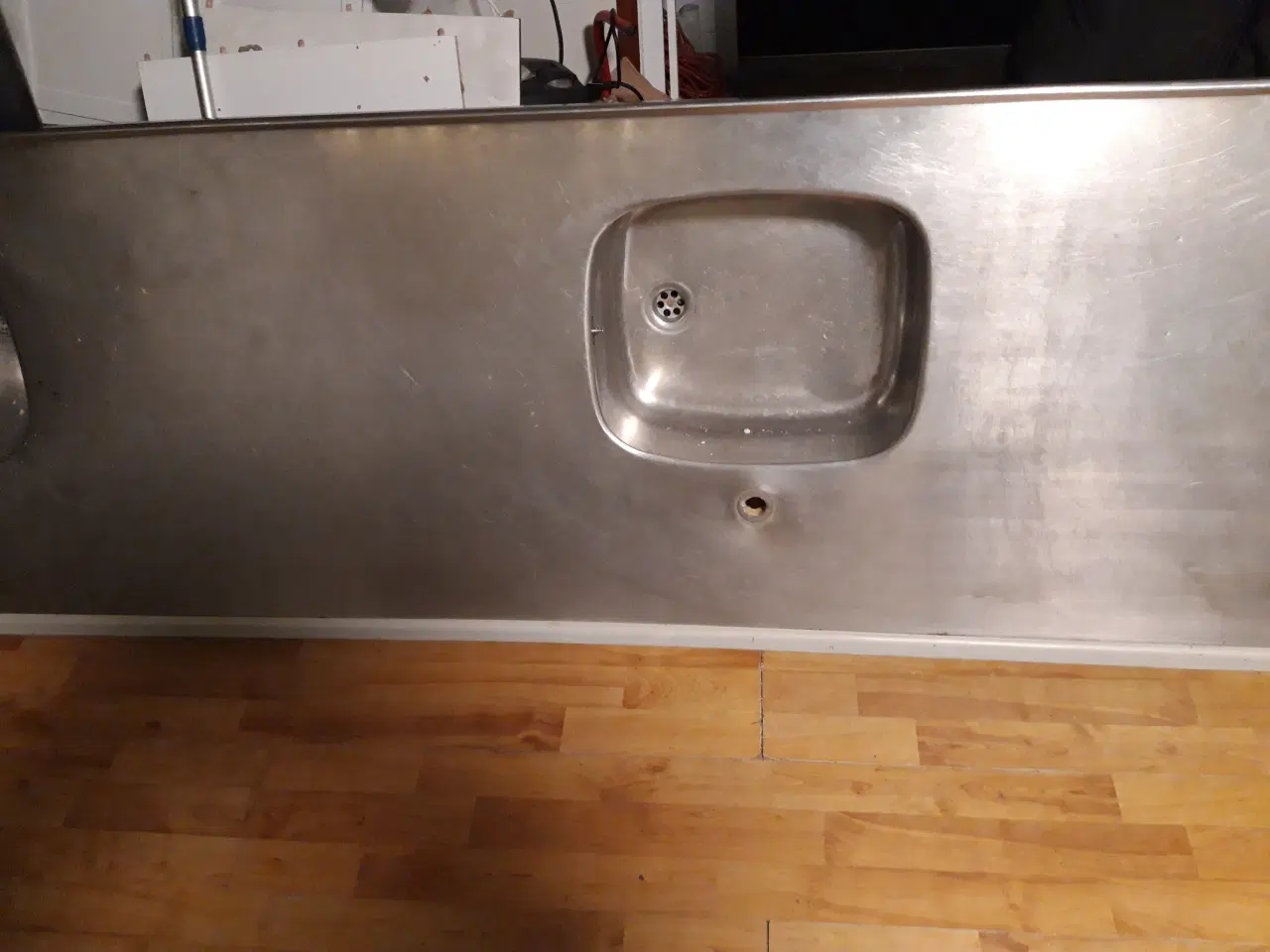 Billede 3 - Fin stor rustfristål bordplade med 2 vaske sælges