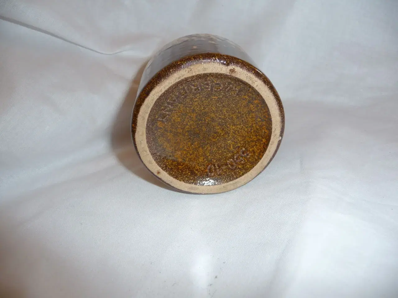 Billede 2 - lille brun vase med hvide nister