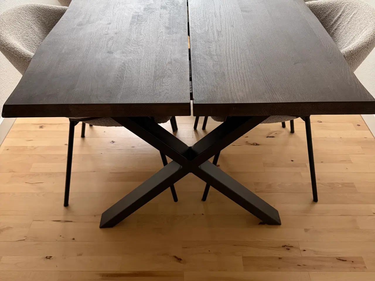 Billede 1 - Spisebord i mørkt træ