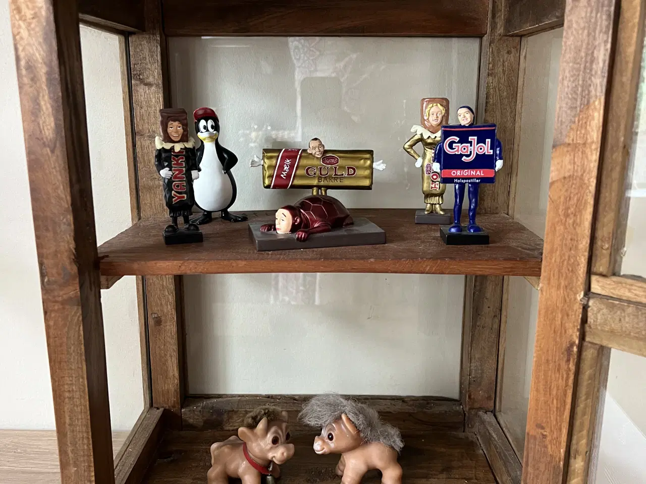 Billede 2 - Smukt lille vitrineskab i genbrugs træ og glas 