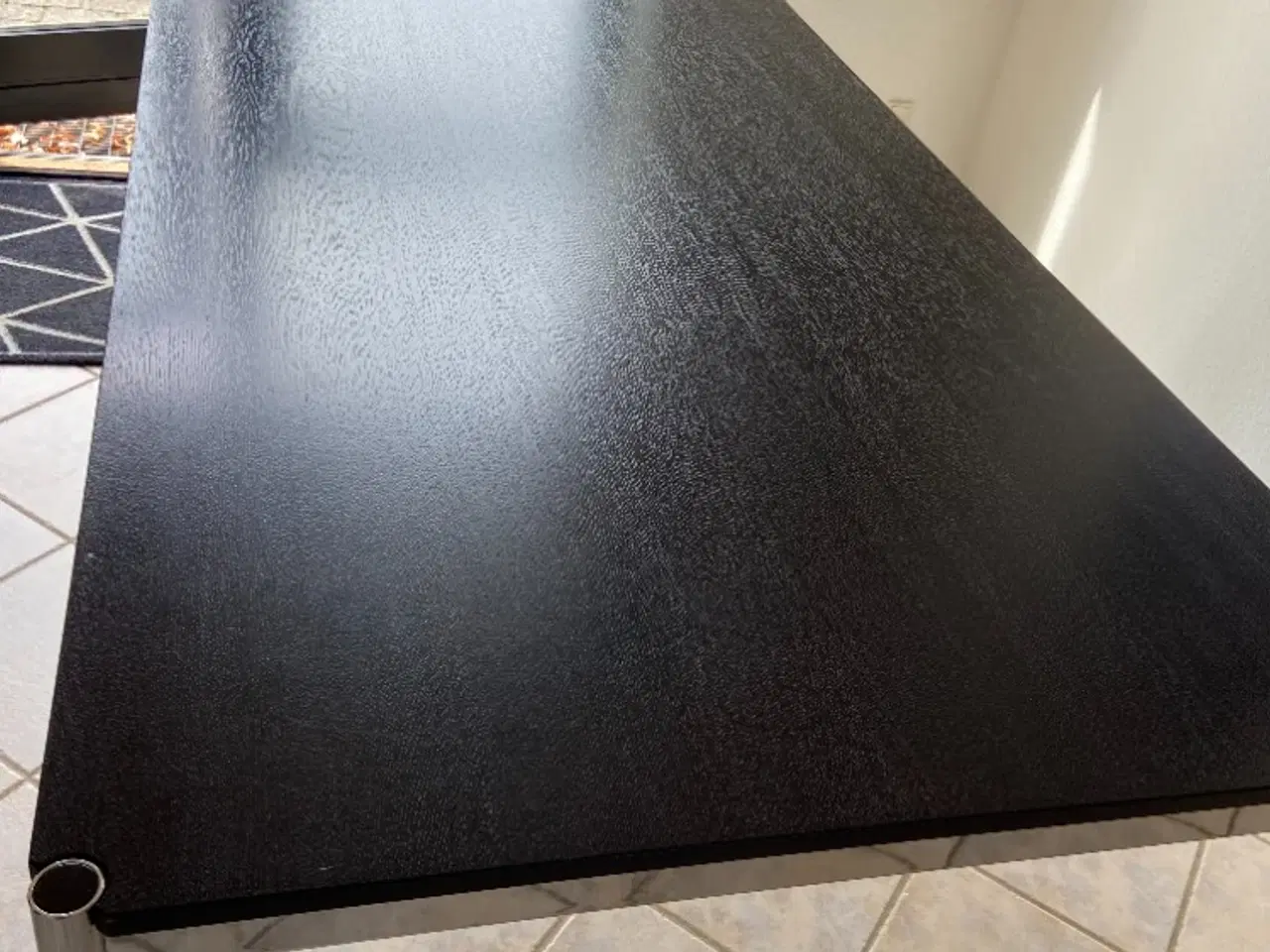 Billede 5 - Spisebord i sortlakeret ask med stålben