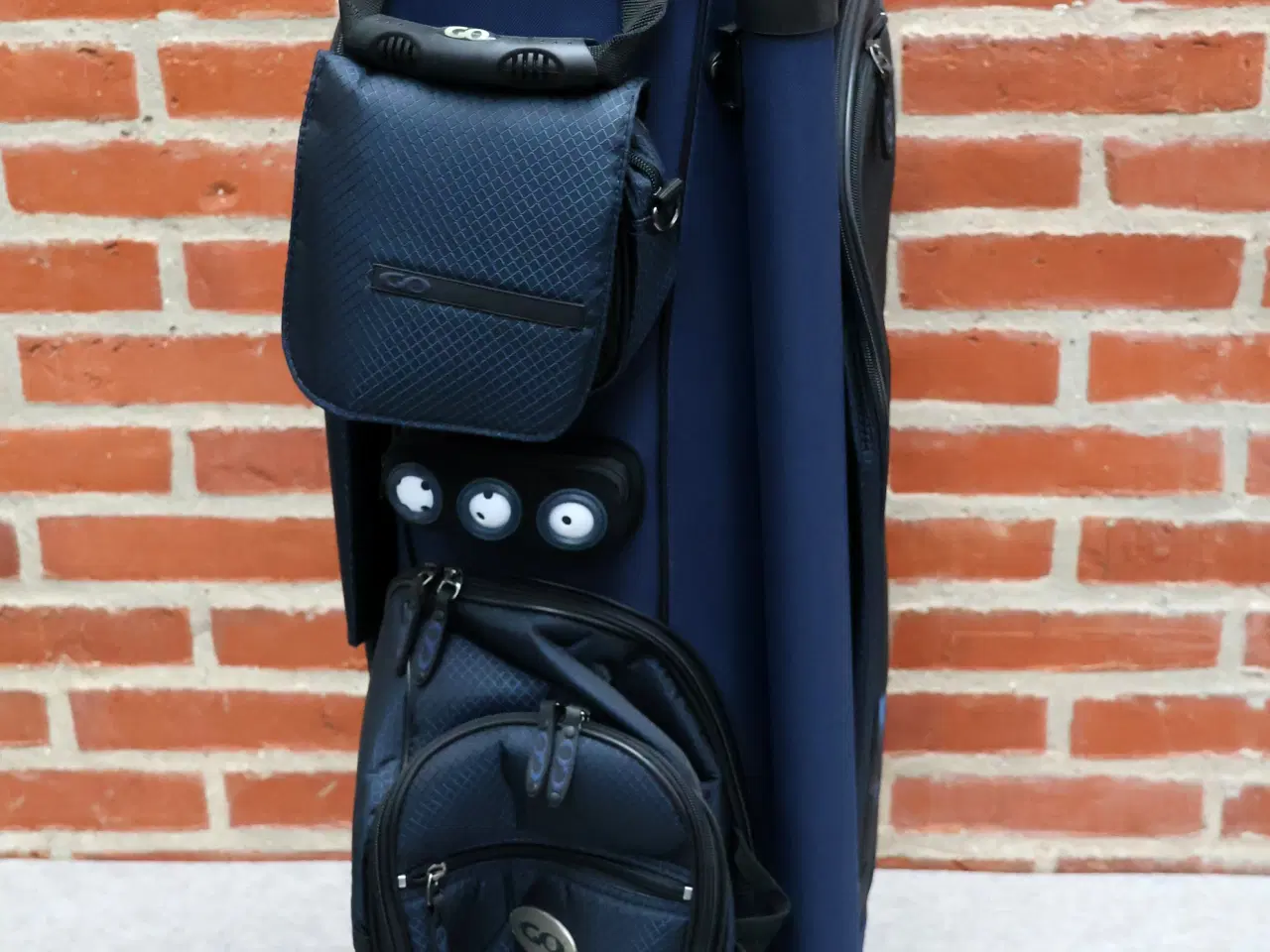 Billede 6 - 2 stk Golfbags (med rem). Heraf 1 stk m/stativ.