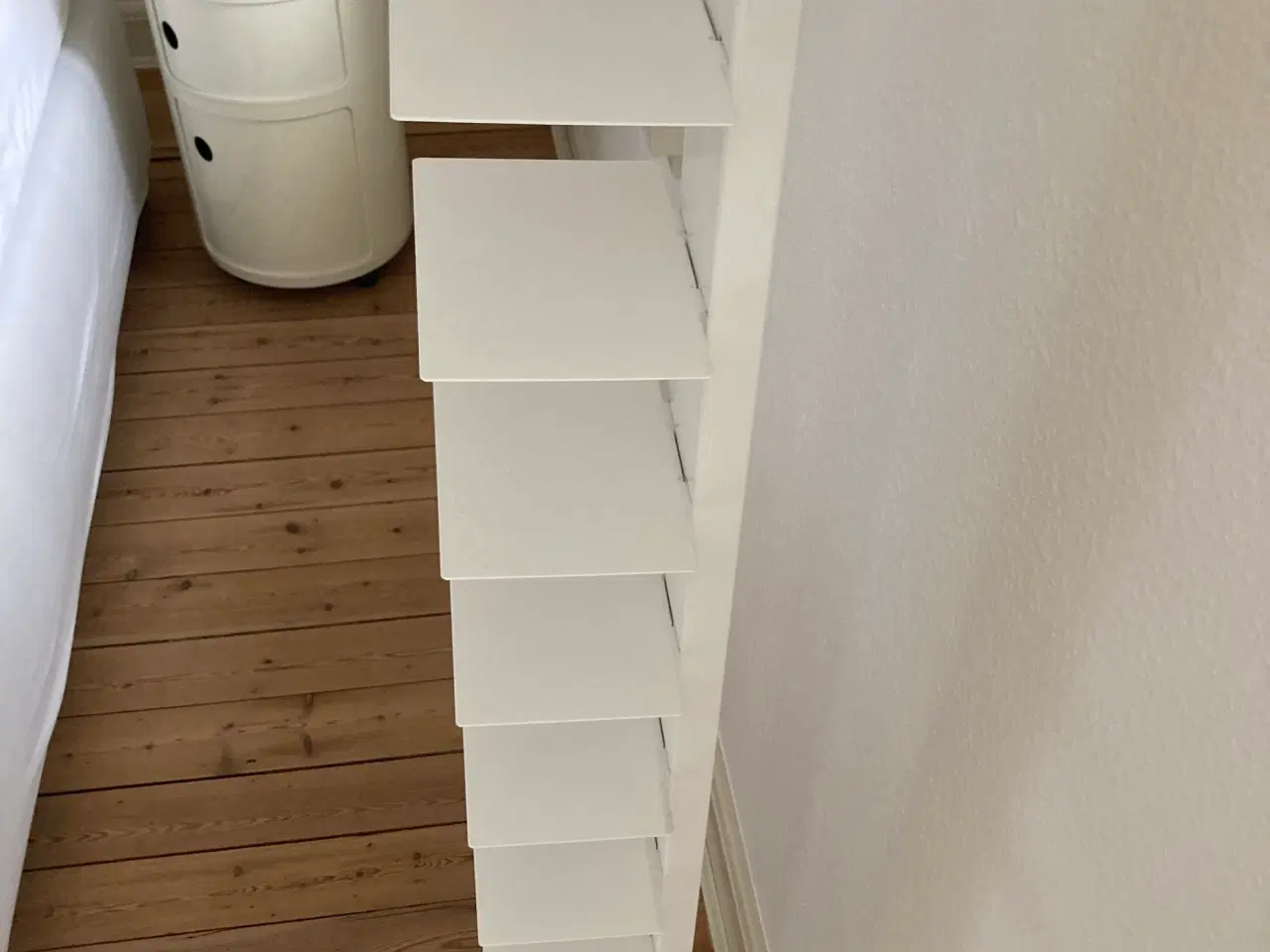 Billede 2 - Bogreol stående Radius Design