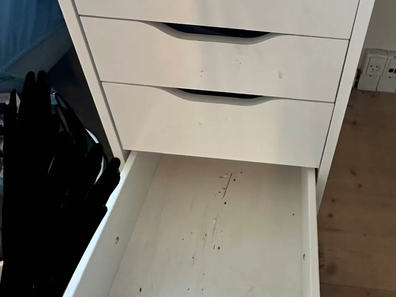 Billede 2 - Skrivebord med 5 skuffer med masser af plads 